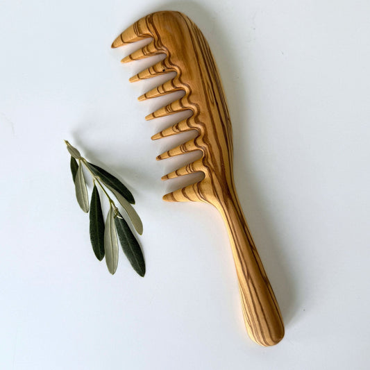 Peigne à larges dents en bois d'olivier Hélène – Personnalisé, naturel et élégant