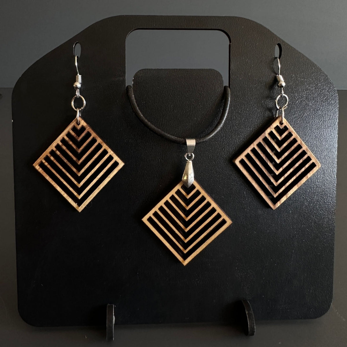 Bijoux artisanaux en bois d'olivier - Collier, boucles d'oreilles et parure avec cordon en cuir de veau véritable