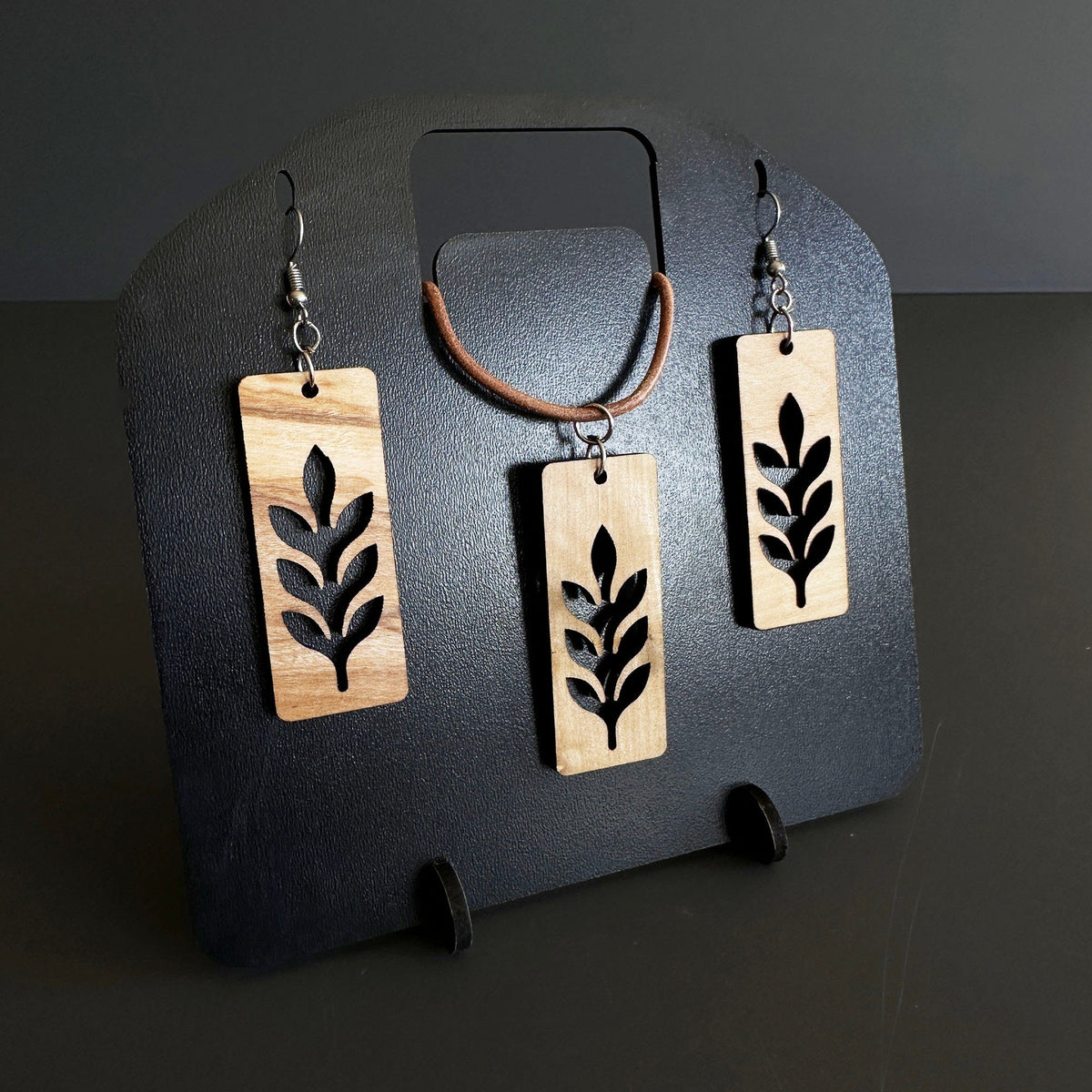 Collier feuille en bois d'olivier fait main – Cordon en cuir de veau, bijou nature