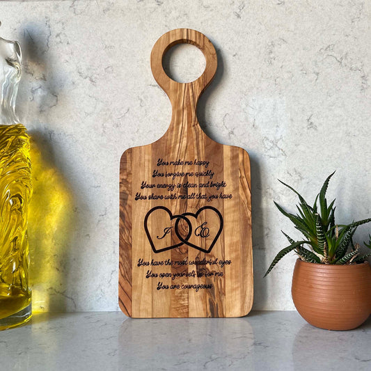 Planche à découper personnalisée en bois d'olivier, prénoms gravés, cadeau d'anniversaire