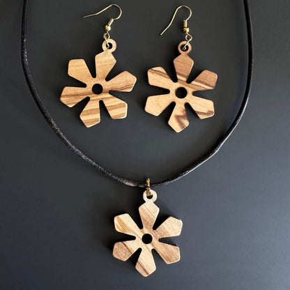 Handcrafted Olive Wood Flower Necklace – Nature Inspired Jewelry