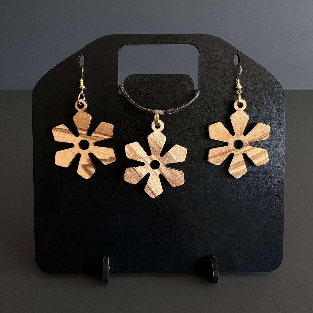 Handcrafted Olive Wood Flower Necklace – Nature Inspired Jewelry