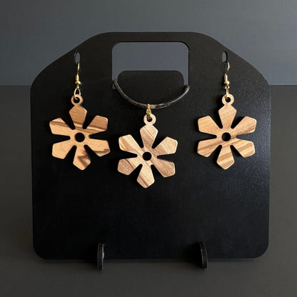 Handcrafted Olive Wood Flower Necklace – Nature Inspired Jewelry