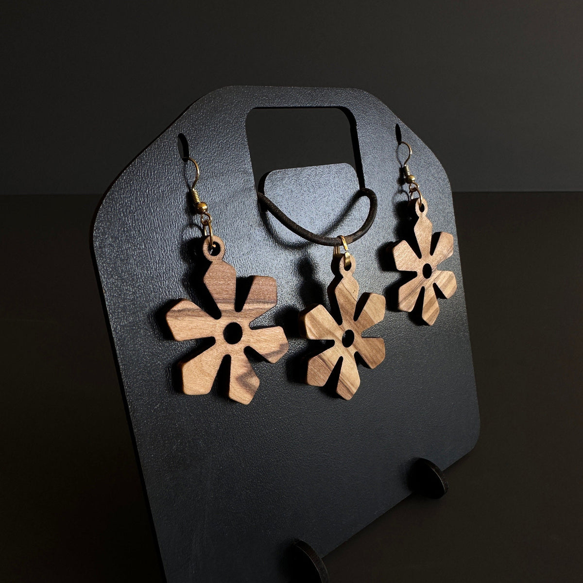 Handcrafted Olive Wood Flower Necklace – Nature Inspired Jewelry
