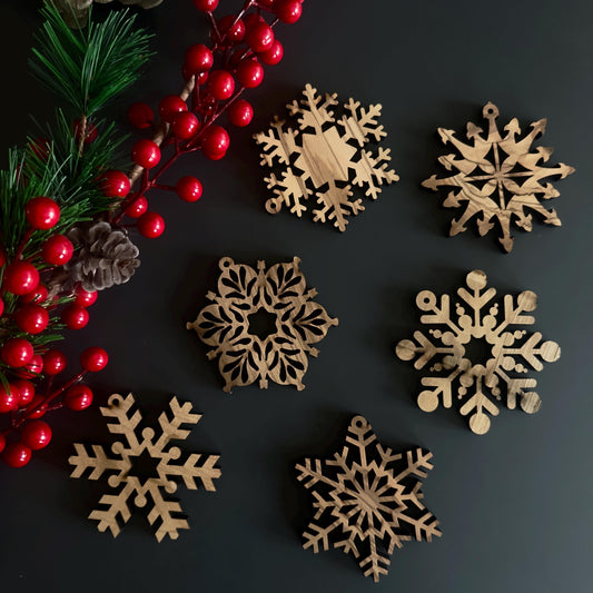 Ornements de Noël en bois d'olivier motifs flocons de neige